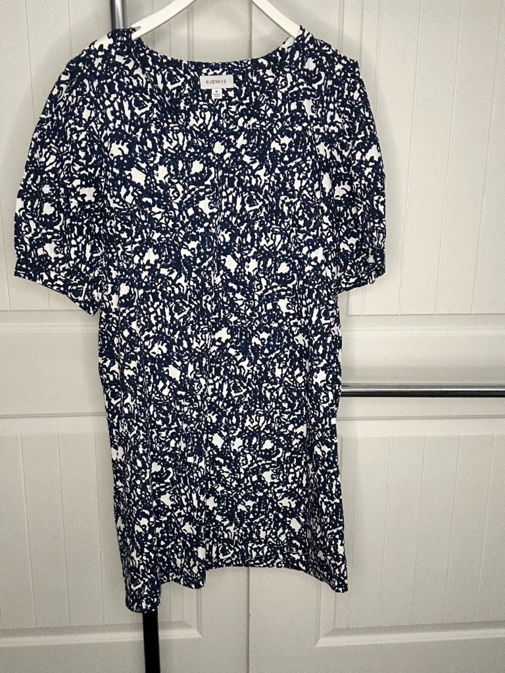 EVEREVE Navy & White Abstract Print Mini Dress | size medium